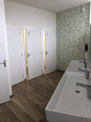 Création de salle de bain avec installation et aménagement des équipements sanitaires   