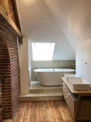 Création de salle de bain avec pose de douche à l'italienne et lavabo  